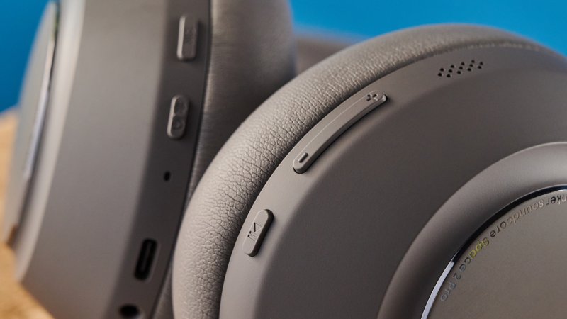 Порти USB-C і 3,5 мм на чашці бездротових навушників
