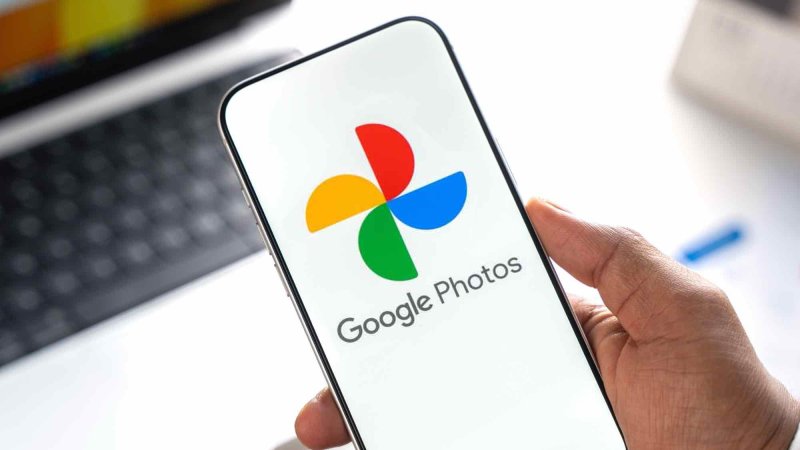 Смартфон із відкритим застосунком Google Фото