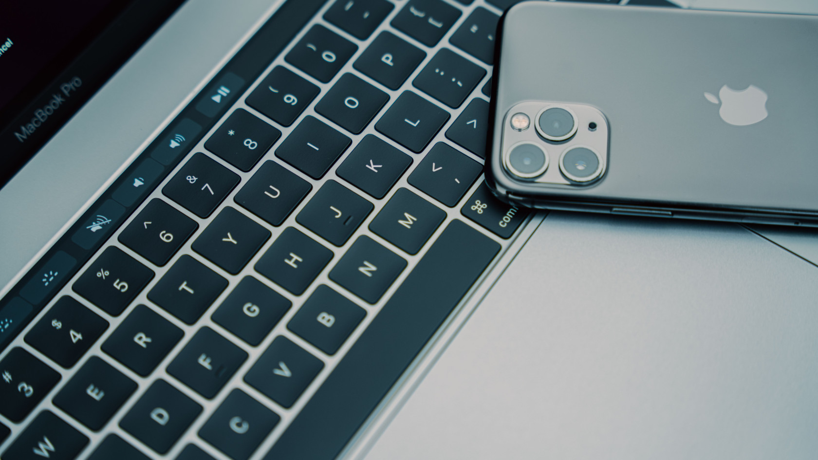 macOS 27: iPhone Mirroring можна розтягувати, а Центр керування відкривається з Mac