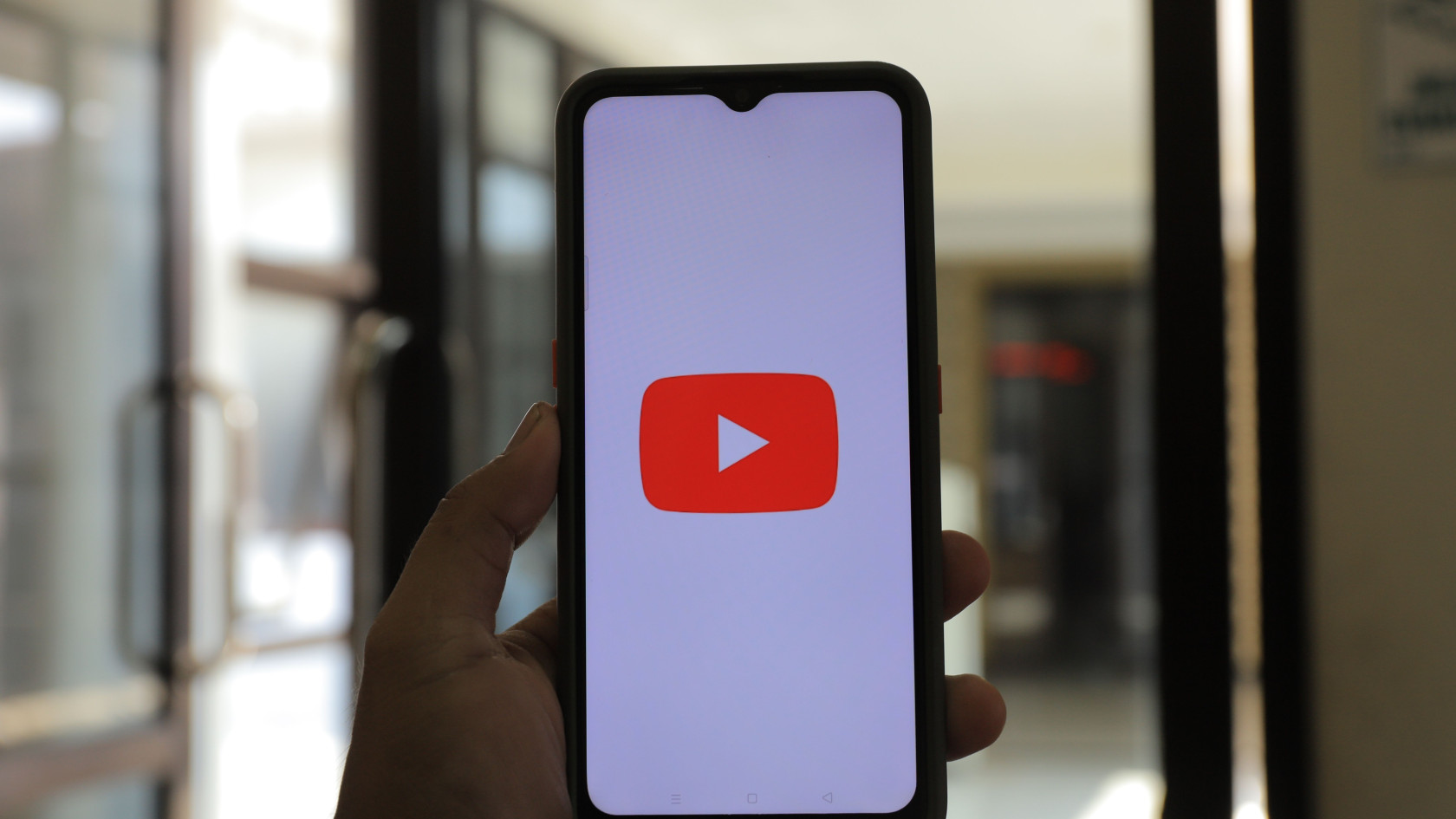 Ask YouTube став доступним усім на Android та iOS у США